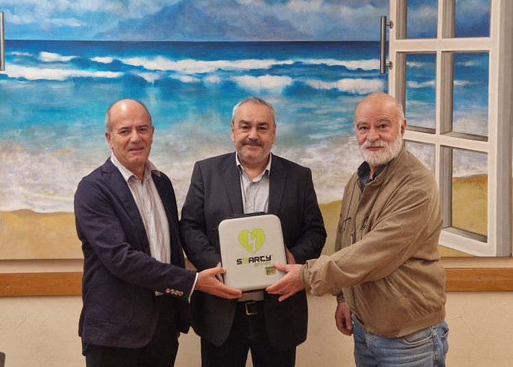 Ο Δήμος Πηνειού δώρισε απινιδωτές σε σχολεία