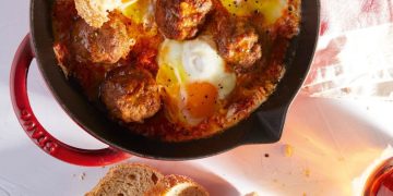 Μπιφτέκια με κόκκινη σάλτσα και αυγά