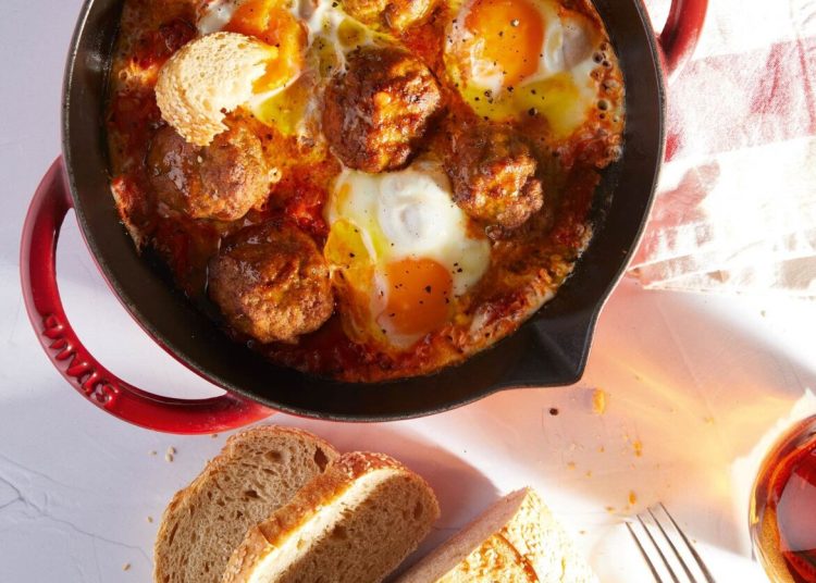 Μπιφτέκια με κόκκινη σάλτσα και αυγά