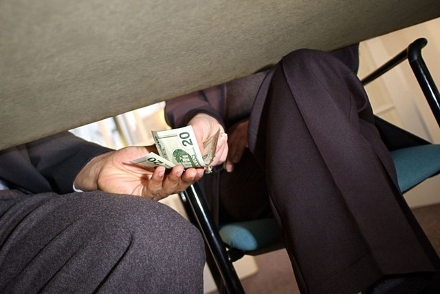 Αδιαφάνεια στις δημόσιες συμβάσεις εντοπίζει το Ελεγκτικό Συνέδριο