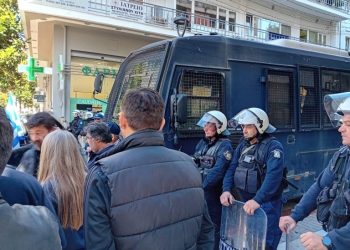 Κτηνοτρόφος έξω από τα γραφεία του βουλευτή Χ. Κέλλα στη Λάρισα: “Τα ζώα μου ρε, τη ζωή μου, την οικογένειά μου…»