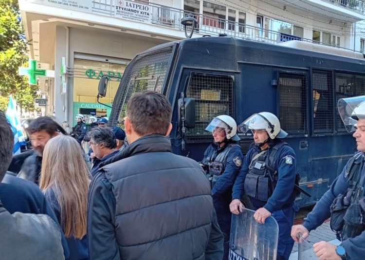 Κτηνοτρόφος έξω από τα γραφεία του βουλευτή Χ. Κέλλα στη Λάρισα: “Τα ζώα μου ρε, τη ζωή μου, την οικογένειά μου…»