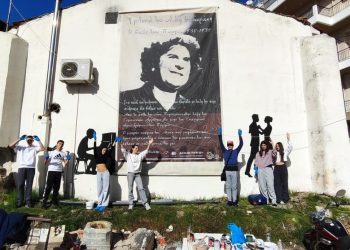 Γκράφιτι με τον Μίκη στην περιοχή που έμενε ο Θεοδωράκης στον Πύργο