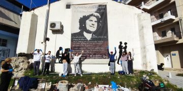 Γκράφιτι με τον Μίκη στην περιοχή που έμενε ο Θεοδωράκης στον Πύργο