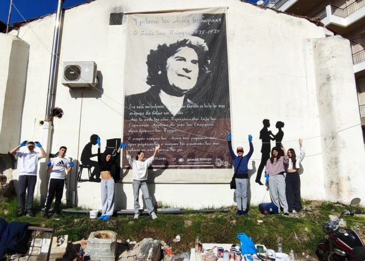 Γκράφιτι με τον Μίκη στην περιοχή που έμενε ο Θεοδωράκης στον Πύργο