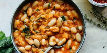 Φασολάδα με πάπρικα, λεμόνι και τηγανητά κρεμμύδια