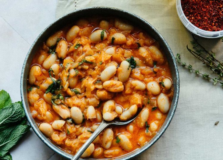 Φασολάδα με πάπρικα, λεμόνι και τηγανητά κρεμμύδια