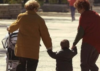 Η υπογεννητικότητα σβήνει σχολεία και θέσεις εργασίας