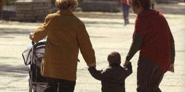 Η υπογεννητικότητα σβήνει σχολεία και θέσεις εργασίας