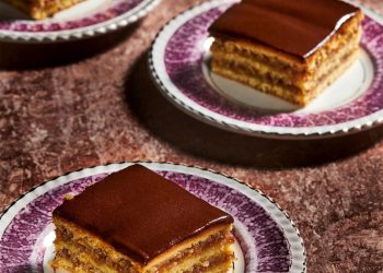 Γλυκό ταψιού σε στρώσεις, με καρύδια και μαρμελάδα βερίκοκο