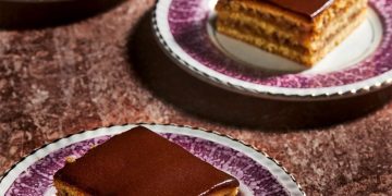 Γλυκό ταψιού σε στρώσεις, με καρύδια και μαρμελάδα βερίκοκο