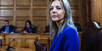 Χαμός με την Πόπη Σεμερτζίδου της ΝΔ: «Από τα 2,4 εκατ. ευρώ, έχει μείνει κάτι ή τα έχετε φάει όλα;»