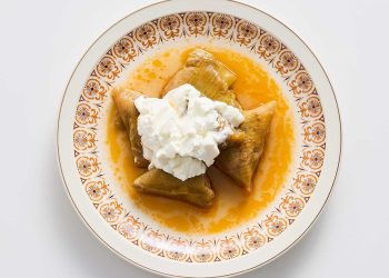 Πρασοντολμάδες τρίγωνοι με κιμά