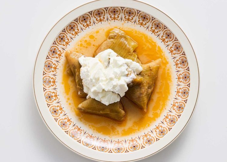 Πρασοντολμάδες τρίγωνοι με κιμά