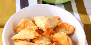 Κρεατοπιτάκια με σάλτσα από γιαούρτι