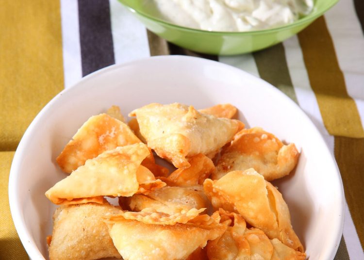 Κρεατοπιτάκια με σάλτσα από γιαούρτι