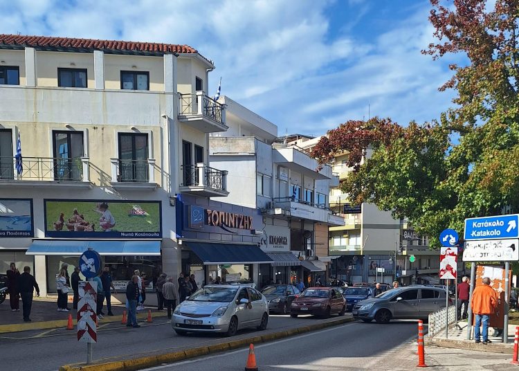 ΠΥΡΓΟΣ: Πάρκαρε σε πεζόδρομο, χωρίς χειρόφρενο, το αυτοκίνητο έφυγε στην απέναντι λωρίδα κυκλοφορίας