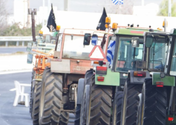 Αγροτικά μπλόκα στη Θεσσαλία από το πρωί της Κυριακής