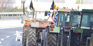 Αγροτικά μπλόκα στη Θεσσαλία από το πρωί της Κυριακής