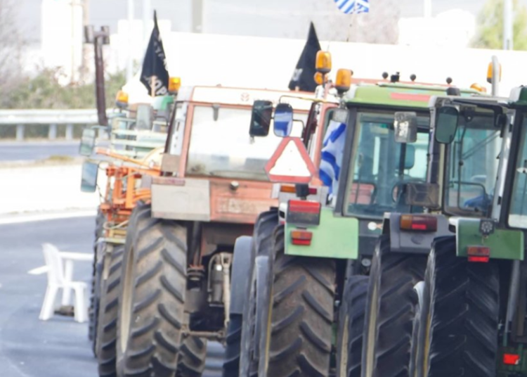 Αγροτικά μπλόκα στη Θεσσαλία από το πρωί της Κυριακής