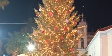 Η Αμαλιάδα άναψε το φως των Χριστουγέννων – Εντυπωσιακή έναρξη των εορταστικών εκδηλώσεων