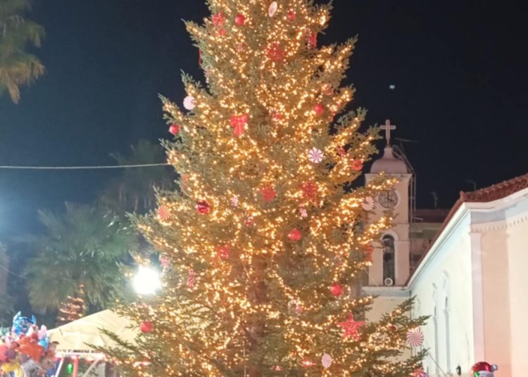 Η Αμαλιάδα άναψε το φως των Χριστουγέννων – Εντυπωσιακή έναρξη των εορταστικών εκδηλώσεων