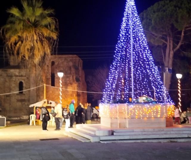 Φωταγωγήθηκε το Χριστουγεννιάτικο Δέντρο Ανδραβίδας