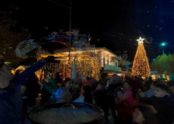 Άνοιξε τις πύλες του το Χριστουγεννιάτικο Χωριό στη Ζαχάρω – Η πόλη φόρεσε τα γιορτινά της!