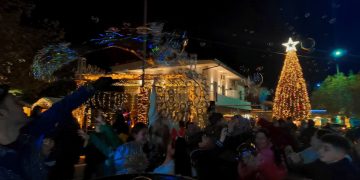 Άνοιξε τις πύλες του το Χριστουγεννιάτικο Χωριό στη Ζαχάρω – Η πόλη φόρεσε τα γιορτινά της!