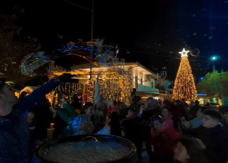 Άνοιξε τις πύλες του το Χριστουγεννιάτικο Χωριό στη Ζαχάρω – Η πόλη φόρεσε τα γιορτινά της!