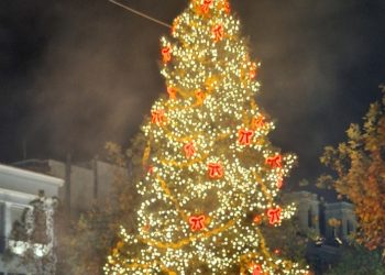 ΠΥΡΓΟΣ: Φωταγωγήθηκε το Χριστουγεννιάτικο Δέντρο στην κεντρική πλατεία