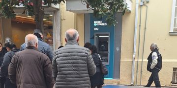 ΠΥΡΓΟΣ: Ουρές στα ΑΤΜ λόγω συντάξεων