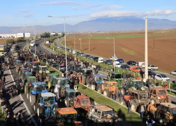 Αγρότες: Ενισχύουν τα μπλόκα σε δρόμους και τελωνεία – Εξετάζουν να κλείσουν και τις παρακαμπτήριες οδούς