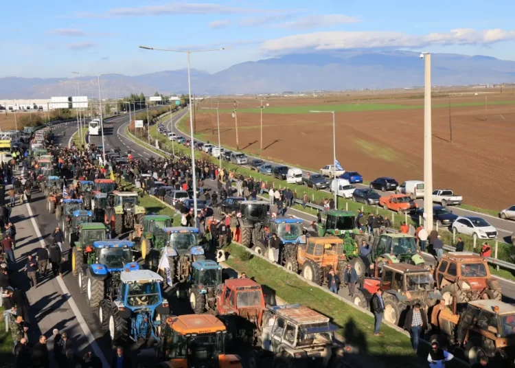 Αγρότες: Ενισχύουν τα μπλόκα σε δρόμους και τελωνεία – Εξετάζουν να κλείσουν και τις παρακαμπτήριες οδούς