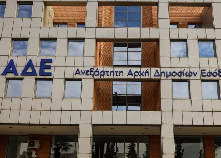 Η εφορία σαρώνει τους τραπεζικούς λογαριασμούς