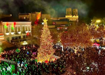 ΠΥΡΓΟΣ: Φωταγωγήθηκε το Χριστουγεννιάτικο Δέντρο στην κεντρική πλατεία