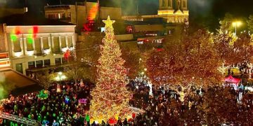 ΠΥΡΓΟΣ: Φωταγωγήθηκε το Χριστουγεννιάτικο Δέντρο στην κεντρική πλατεία