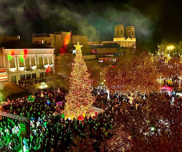 ΠΥΡΓΟΣ: Φωταγωγήθηκε το Χριστουγεννιάτικο Δέντρο στην κεντρική πλατεία