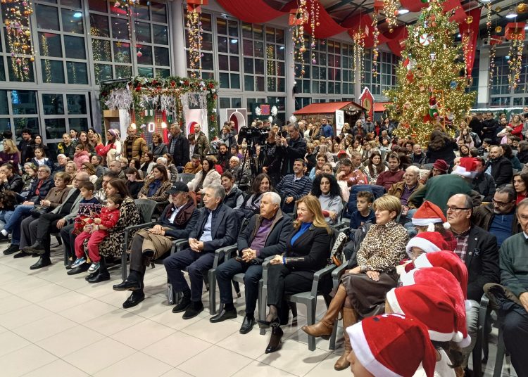 Πύργος: Λαμπερή πρεμιέρα στο Χριστουγεννιάτικο χωριό του Πάρκου Ξυστρή