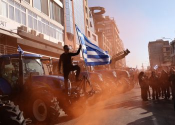 Αγρότες: «Δεν τρώμε σανό, δεν κάνουμε βήμα πίσω» – 112 μπλόκα σε όλη τη χώρα