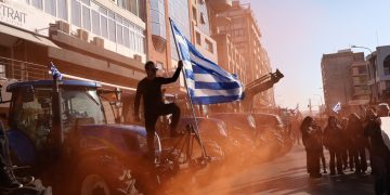 Αγρότες: «Δεν τρώμε σανό, δεν κάνουμε βήμα πίσω» – 112 μπλόκα σε όλη τη χώρα