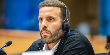 Εκτός ευρωομάδας ΣΥΡΙΖΑ ο Νίκος Παππάς μετά από επίθεση σε δημοσιογράφο