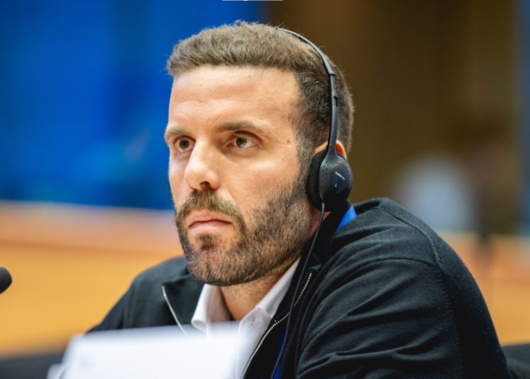 Εκτός ευρωομάδας ΣΥΡΙΖΑ ο Νίκος Παππάς μετά από επίθεση σε δημοσιογράφο