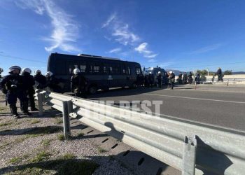 Αδιανόητο: Κλούβα των ΜΑΤ μπλοκάρει ασθενοφόρα στη γέφυρα Ρίου Αντιρίου