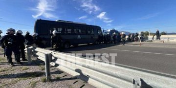 Αδιανόητο: Κλούβα των ΜΑΤ μπλοκάρει ασθενοφόρα στη γέφυρα Ρίου Αντιρίου