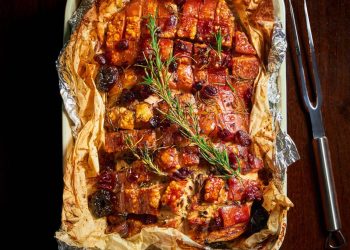 Όλα στη λαδόκολλα: 6 εντυπωσιακές γιορτινές συνταγές χωρίς κόπο