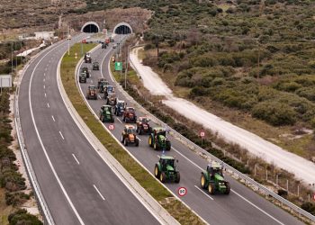 Αγρότες: Συνεχίζουν τα μπλόκα αλλά ανοίγουν μπάρες σε διόδια-Κλειστή η περιμετρική Πάτρας