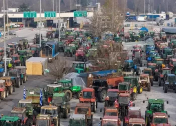 Σκληραίνουν τη στάση τους οι αγρότες: Κλείνει στα Μάλγαρα το ρεύμα προς Αθήνα, στήνεται και πάλι το μπλόκο στην Περιμετρική Πατρών
