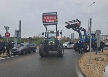 Ηλεία: Αγρότες έκλεισαν την Ε.Ο στο ύψος του Πύργου και των Λεχαινών