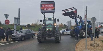 Ηλεία: Αγρότες έκλεισαν την Ε.Ο στο ύψος του Πύργου και των Λεχαινών